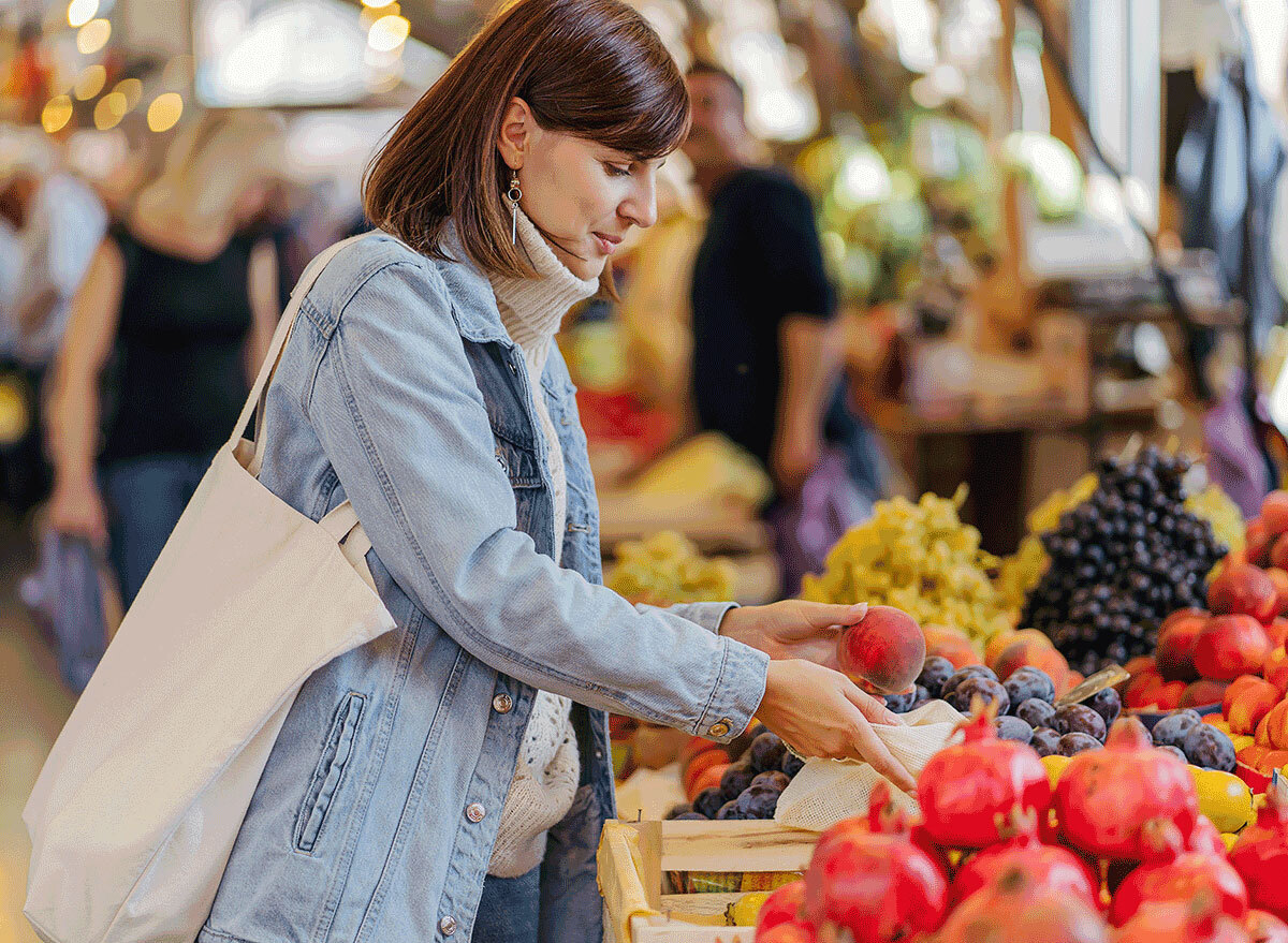 woman fruit shopping in grocery store