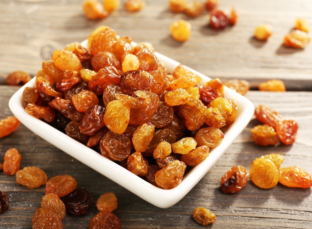 Dried yellow raisins