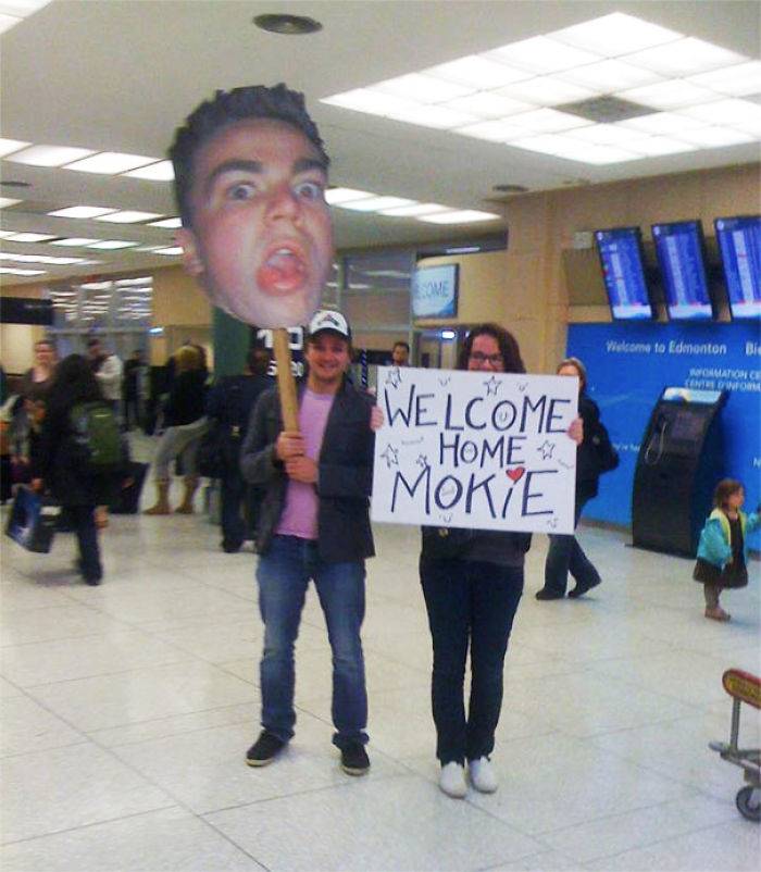 Funny Creative Airport Greeting Signs That Impossible to Miss [85 pics]