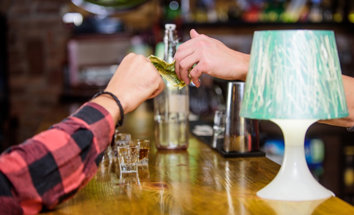 Man handing money to the bartender