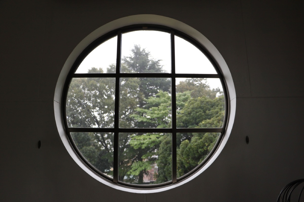 porthole window, 80s interior design