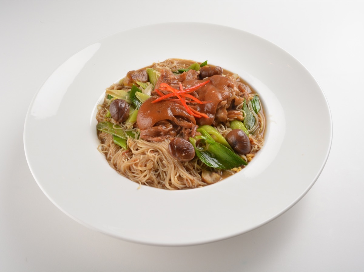 Braised pork trotter noodles