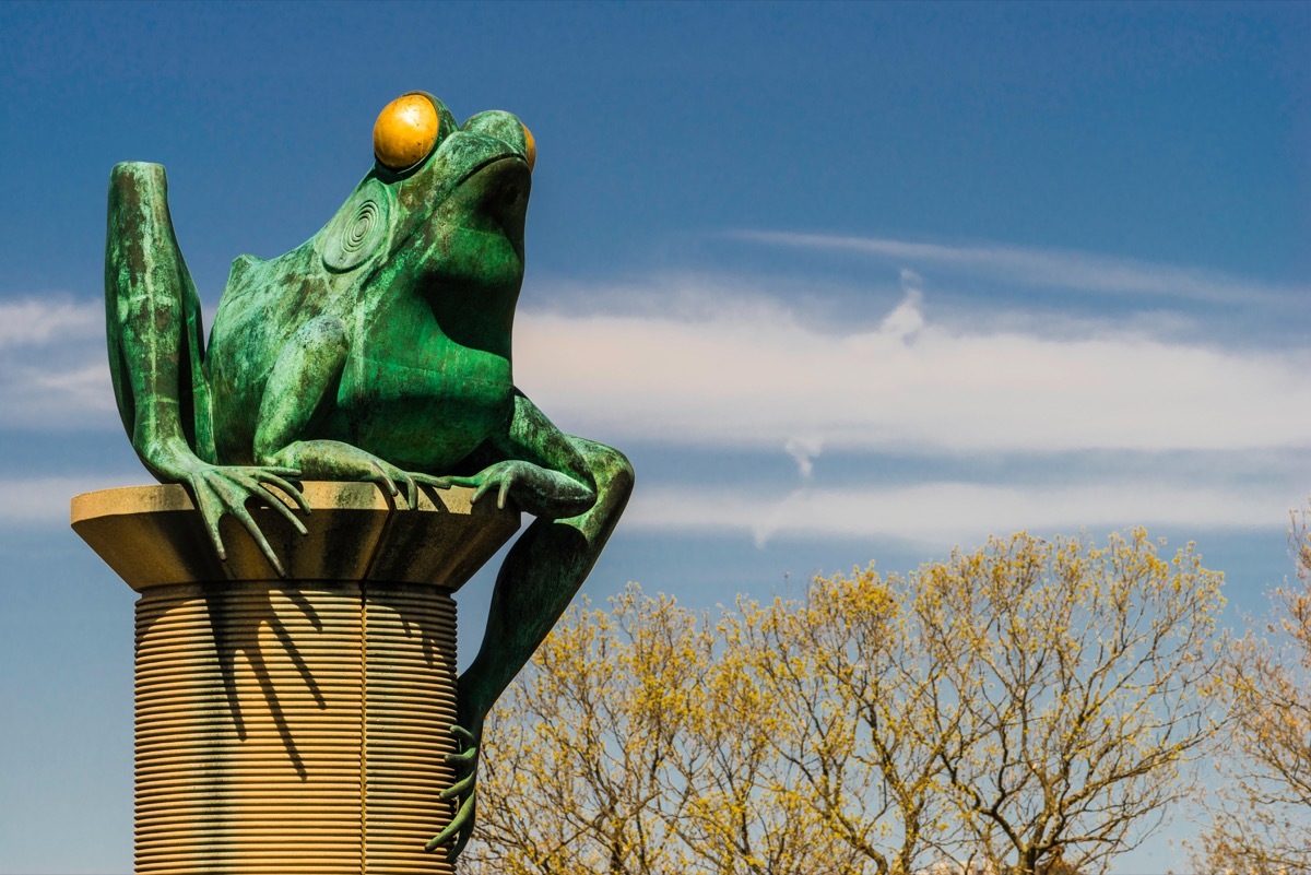 frog bridge in connecticut, weird state landmarks