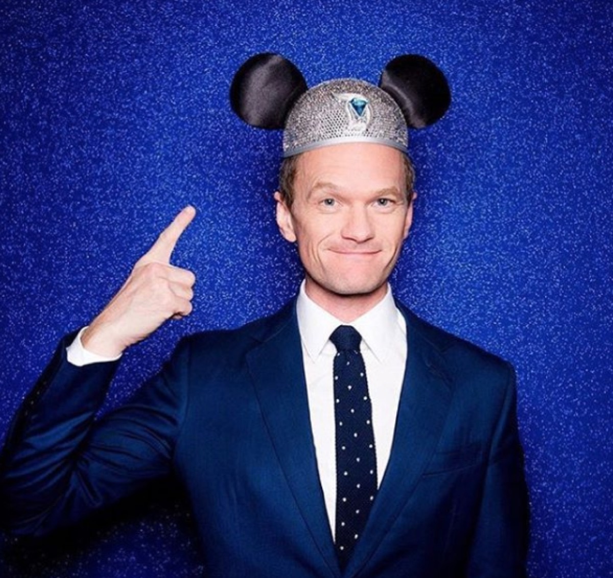 neil patrick harris wearing disney hat