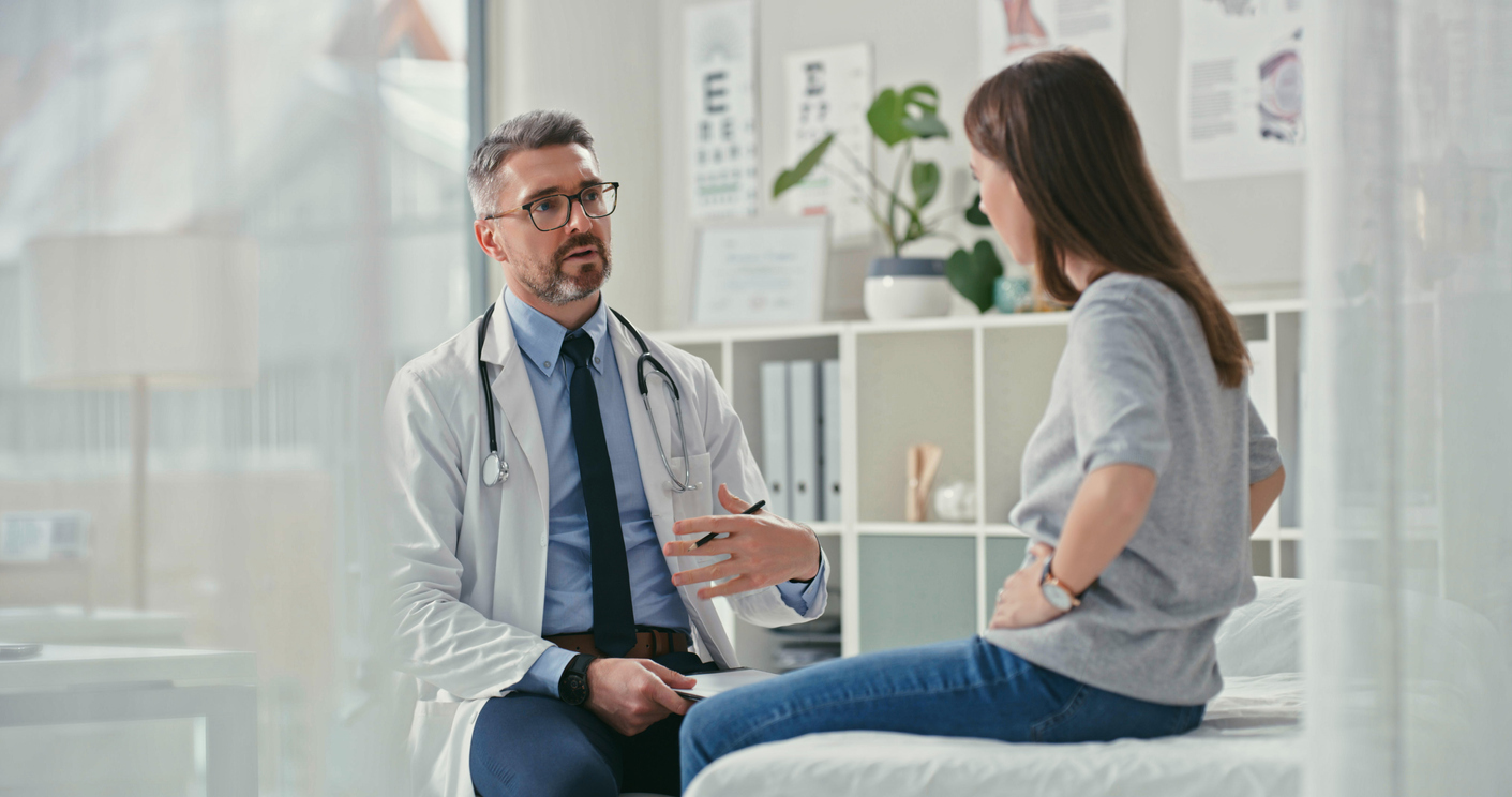 Doctor speaking to woman.