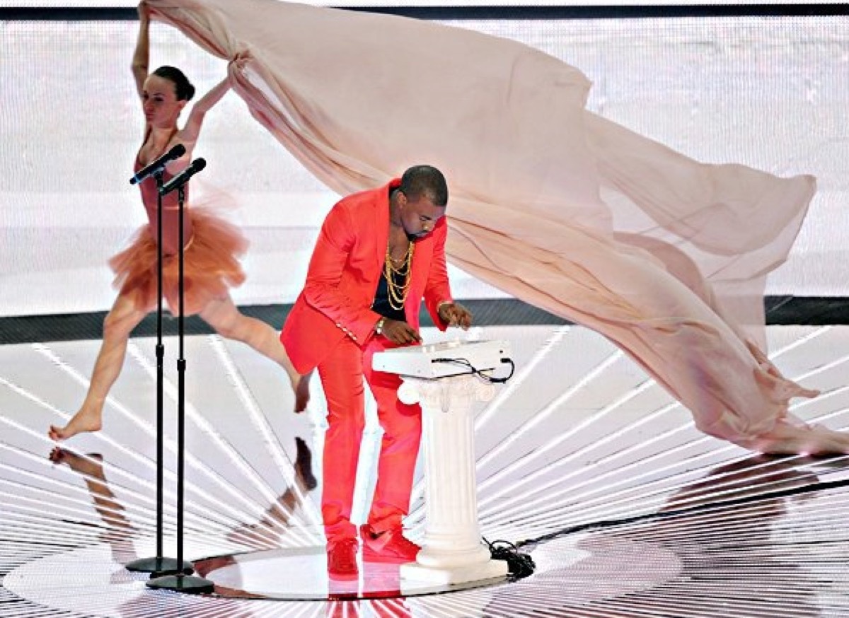 kanye west performing at the mtv vmas