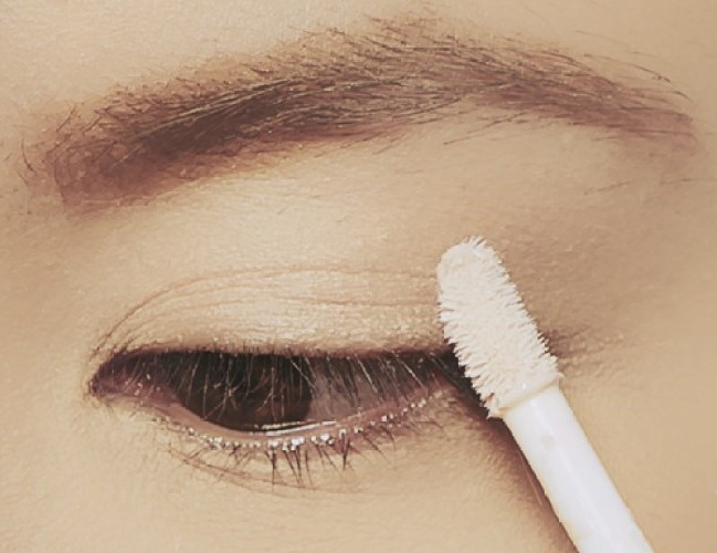 Eye primer | 9 Makeup Tips A Person With Hooded Eyes Needs To Know | Her Beauty