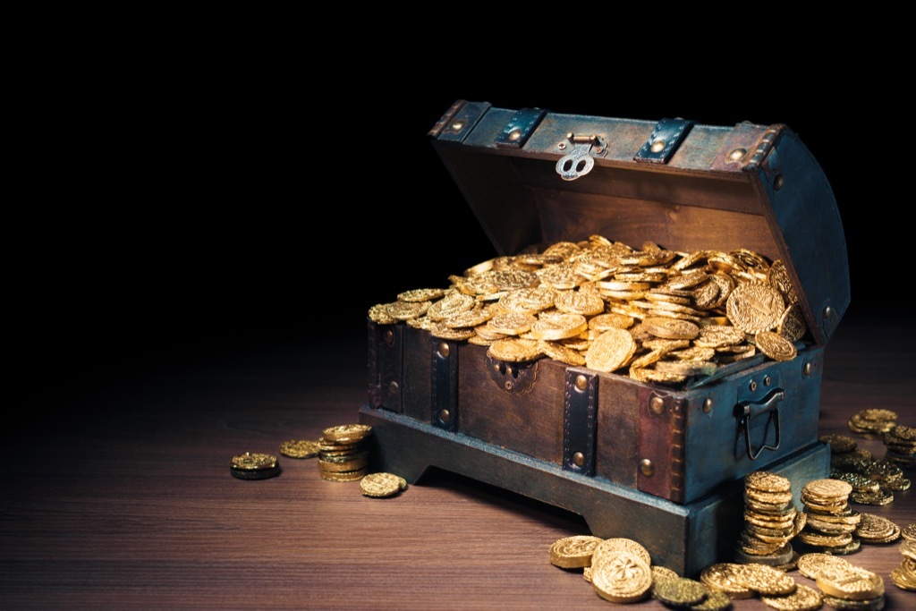 treasure chest filled with gold coins, state fact about florida