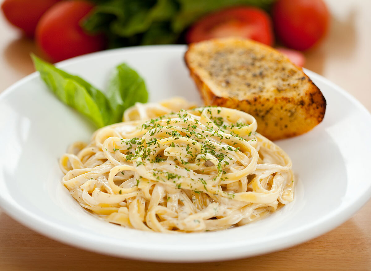 Fettuccine alfredo with bread