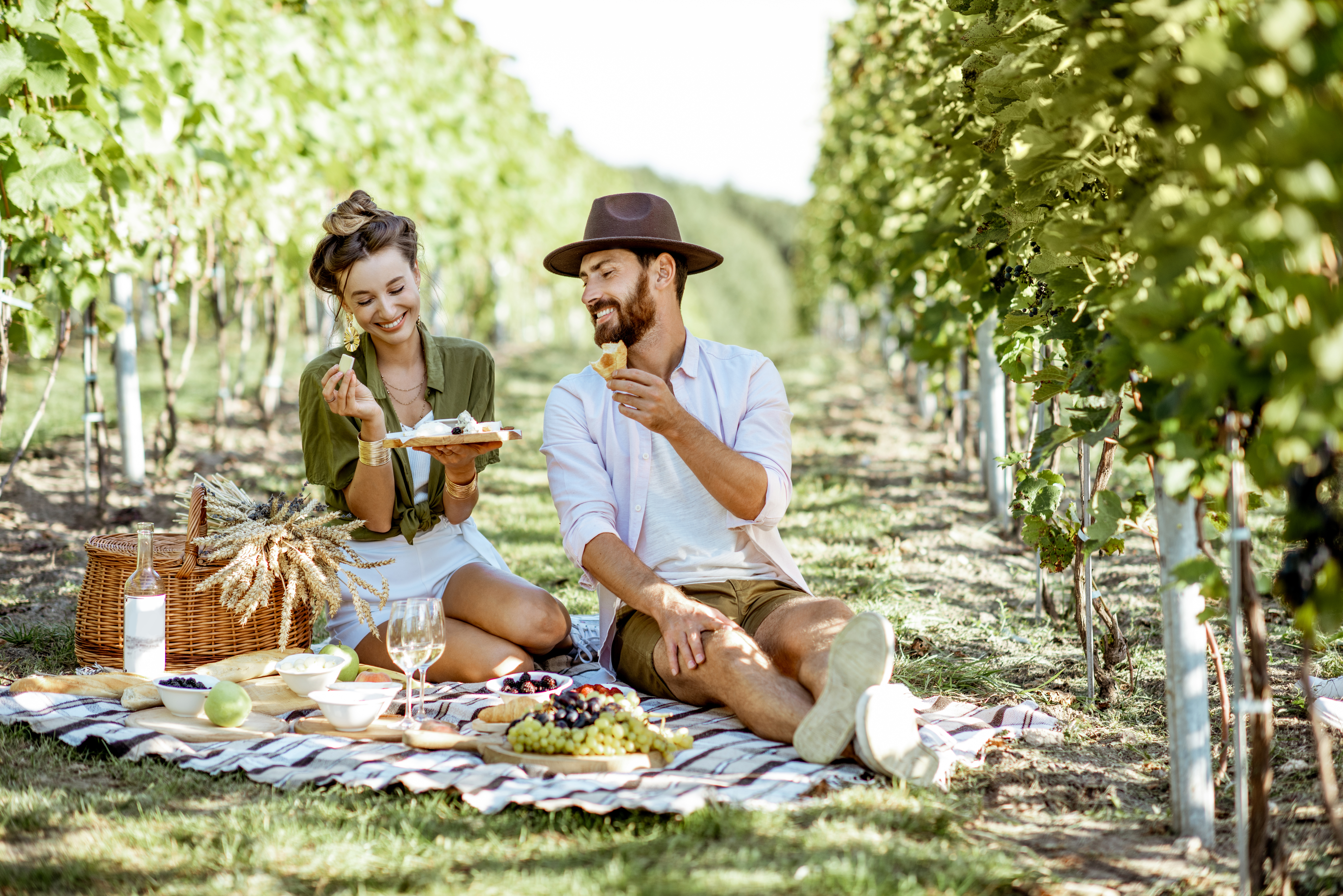 couple on their first date having a picnic in the park