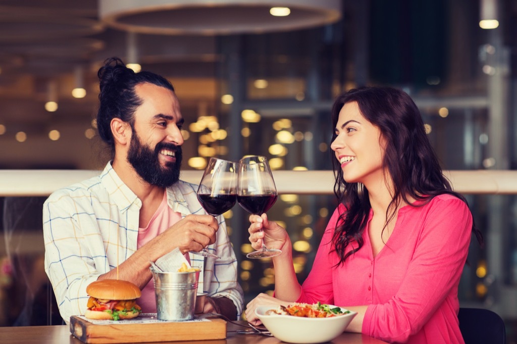 couple on first date eating food