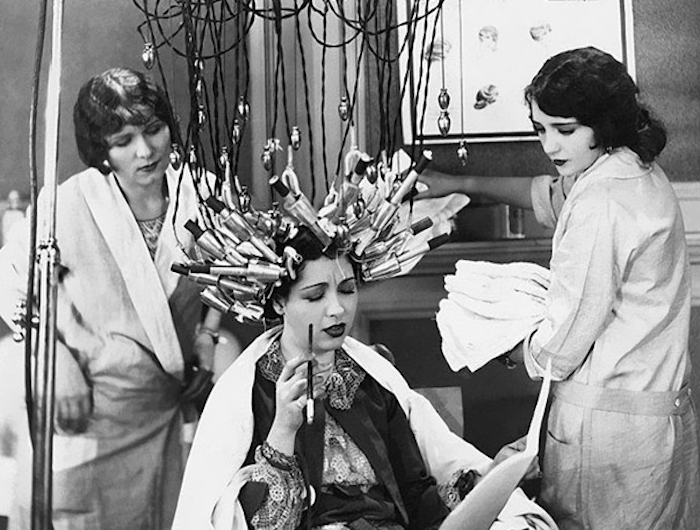 weirdest_beauty_salon_procedures_from_the_past_01