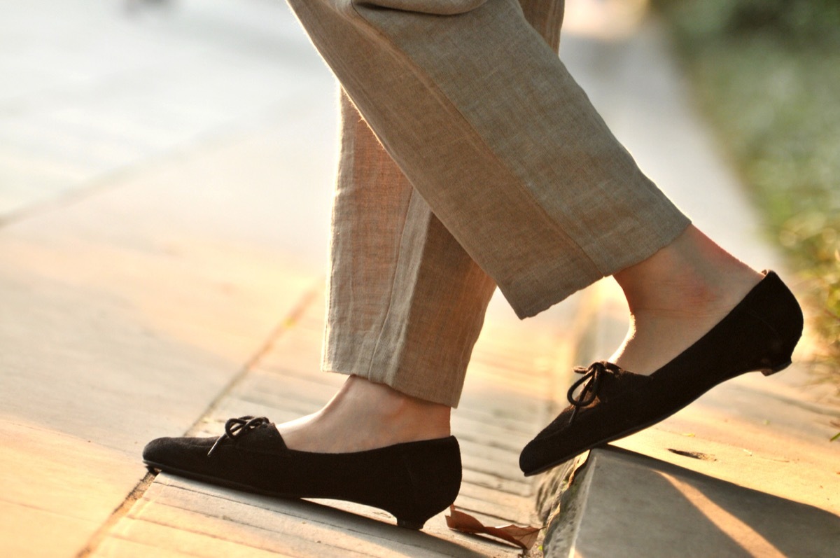 woman in casual linen trousers and shoes