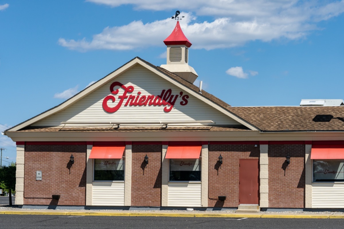 friendly's restaurant exterior