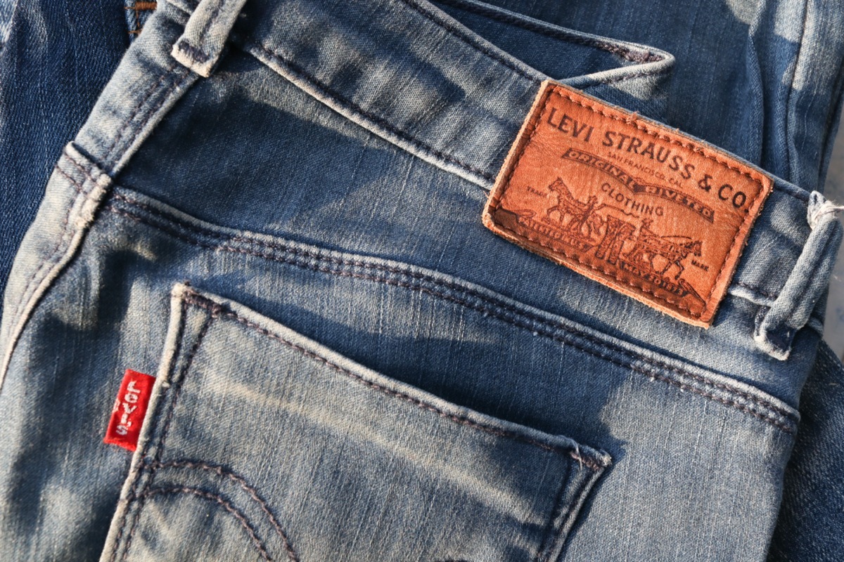 levi's jeans logo