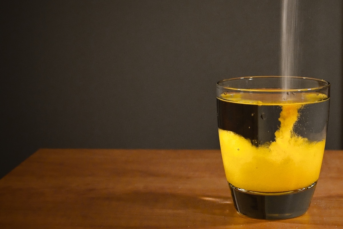 Tang powder into glass