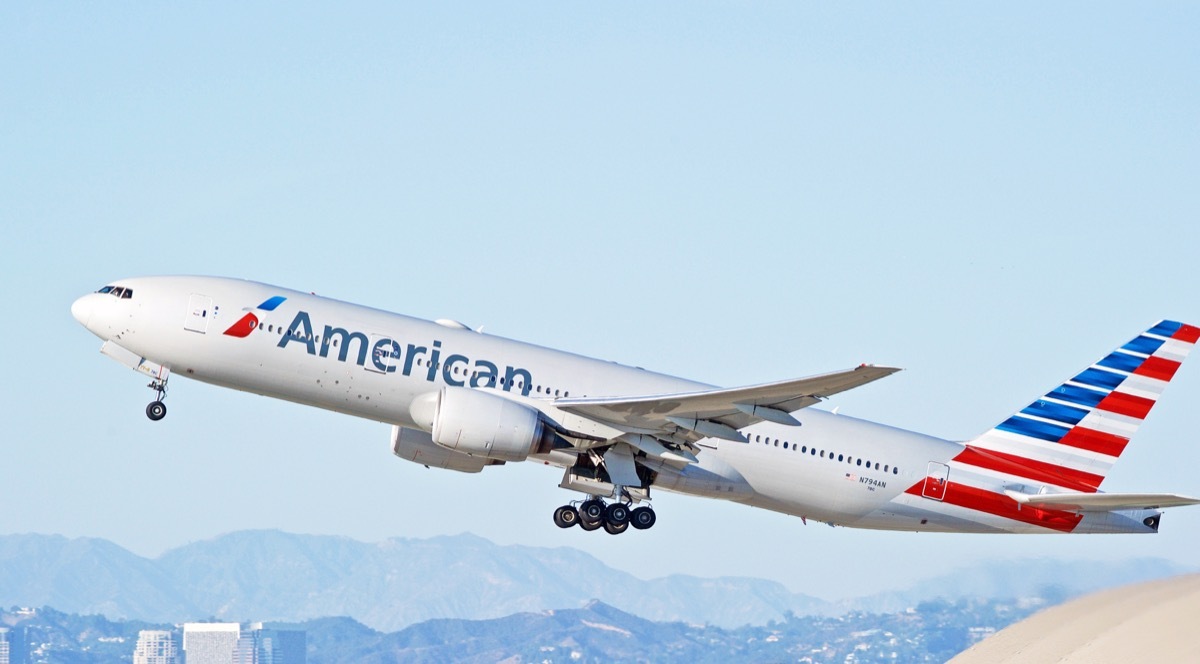 american airlines plane in flight