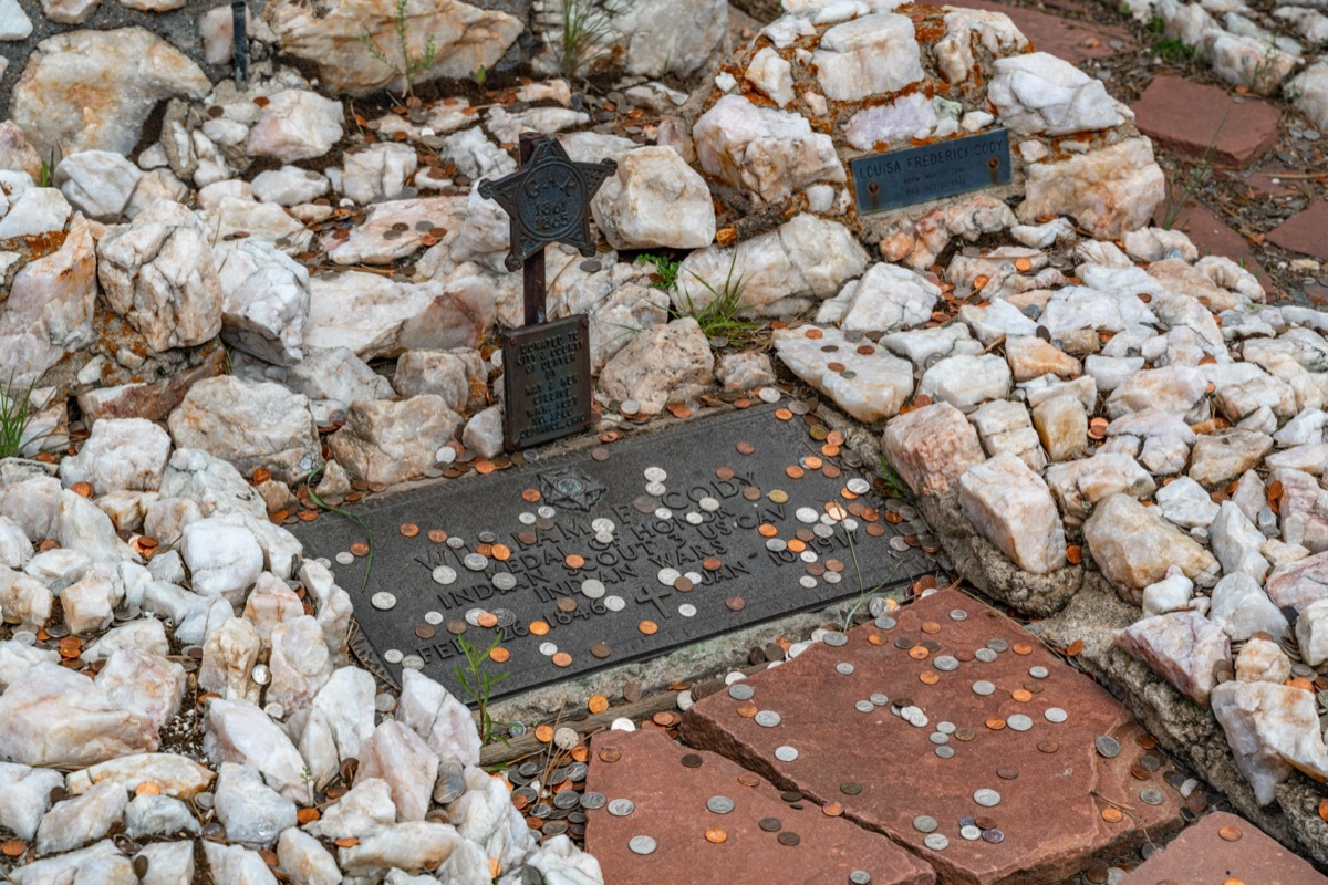 grave of buffalo bill in golden colorado